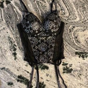 Victoria’s Secret 34b lingerie garter bustier